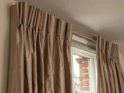 Double pleat curtain with lath and fascia