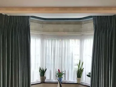 Lined double pleat curtain with lath and fascia