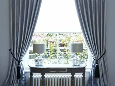 Double pleat curtain with lath and fascia